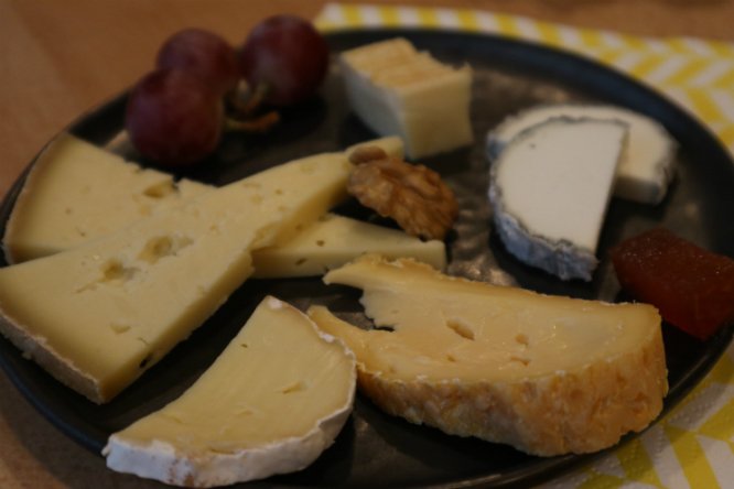 “チーズにビール”はベルギーの常識？！熟成士親子が手掛けるチーズ専門店