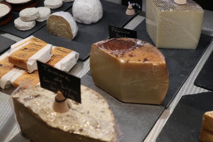 “チーズにビール”はベルギーの常識？！熟成士親子が手掛けるチーズ専門店