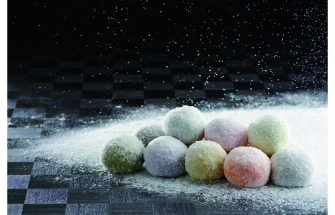 大子町の氷華を和菓子で表現！涼しげな彩が美しい「久慈川の氷華餅」