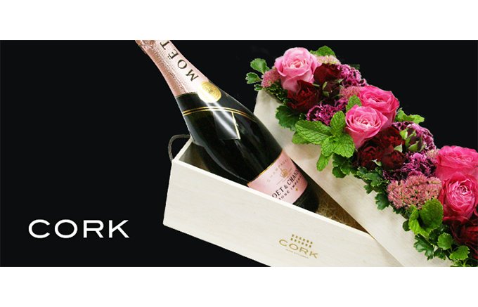 伝えきれないほどの感謝を「CORK」のワインにお花を添えて