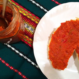 寒い季節の食卓に欠かせない、旨味たっぷりの真っ赤なペースト「リュテニッツァ」