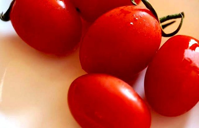 高濃度トマト「アイコ」を丸絞り！100％トマトジュース「畑の赤い贈りもの」