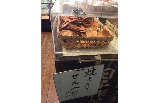 銀座にある田子作煎餅の素材にこだわった「手焼きせんべい」