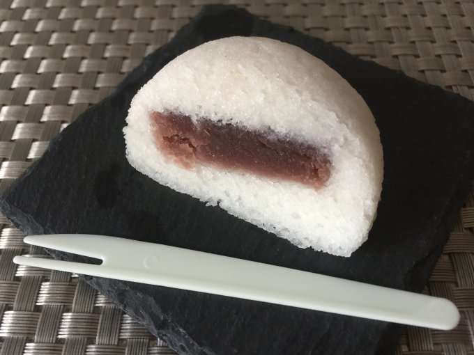 薩摩の風土が育てた伝統銘菓「かるかん」の饅頭。さらに自然薯がコラボレーション