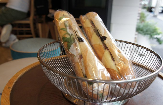 南青山で味わうサンドイッチは、フランスパンの食感と具材のバランスがベストマッチ！