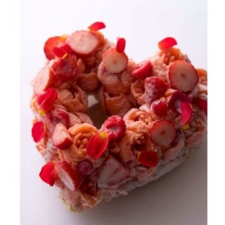 シャーベットの花びらが華やか！繊細でキュートなアイスケーキ「ロッソ」