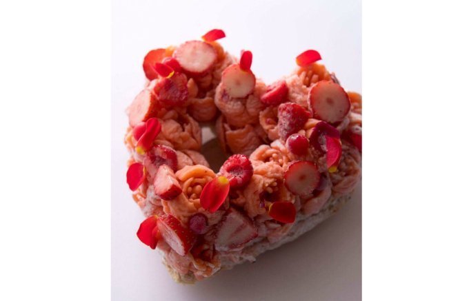 シャーベットの花びらが華やか！繊細でキュートなアイスケーキ「ロッソ」