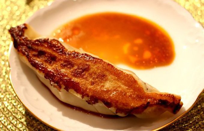 銀座天龍の外はカリッ中には肉汁したたる餡がたっぷり入ったジャンボ餃子