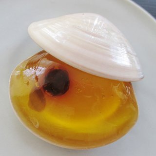 きれいな蛤の貝殻を開けると、寒天で固めた琥珀羹が現れる夏の涼菓