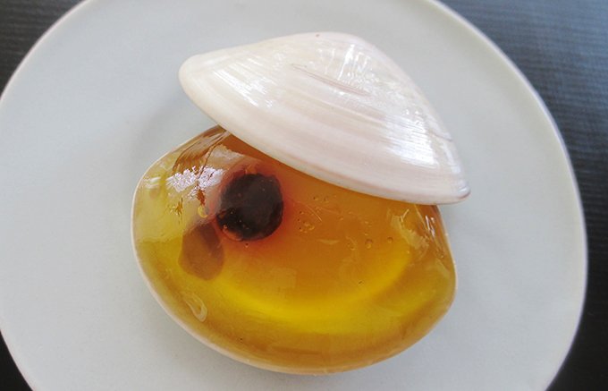 きれいな蛤の貝殻を開けると、寒天で固めた琥珀羹が現れる夏の涼菓