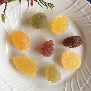 フルーツ本来の風味が味わえる！宝石の輝きを持つロングセラーのお菓子「彩果の宝石」