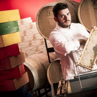 若きイタリアの養蜂家の遊び心「ワインの樽でじっくり熟成」させたはちみつ