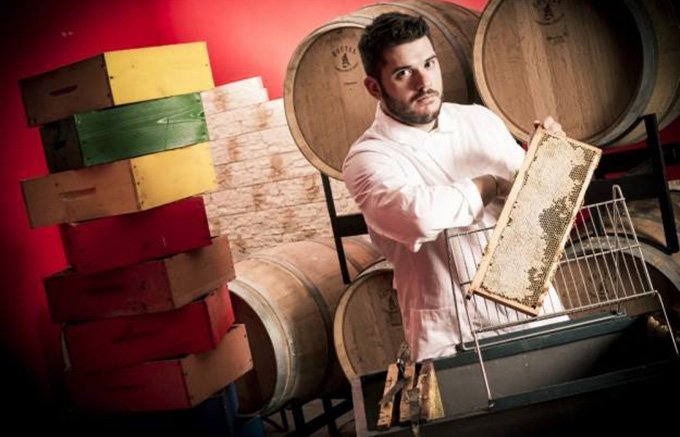 若きイタリアの養蜂家の遊び心「ワインの樽でじっくり熟成」させたはちみつ