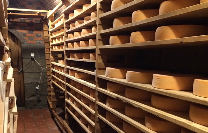 テロワールにこだわるチーズ造りから生まれた とろとろ熱々チーズ「ラクレット」