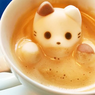 あまりの可愛さに癒される！コーヒーに浮かぶ猫マシュマロ