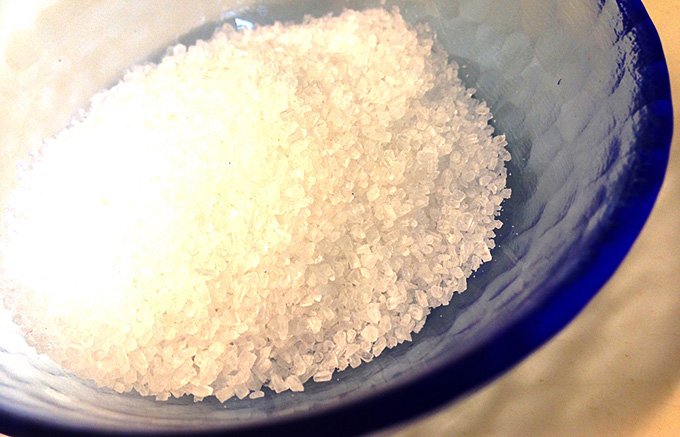 白く輝くクリスタル状の塩 ミネラル豊富なイビサソルト