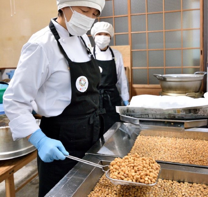 愛媛県宇和島産大豆といりこを揚げただけのシンプルおやつが超ウマイ