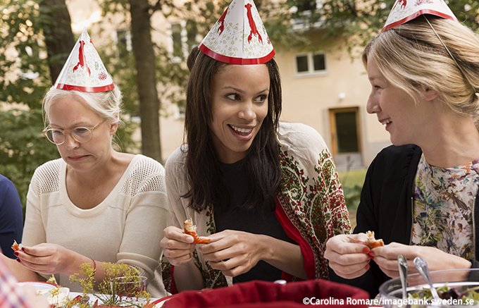 ザリガニを食べて季節を楽しむ！スウェーデンのザリガニパーティー