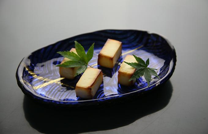 懐食みちばでひとつずつ丁寧に手作りされたチーズの西京焼き