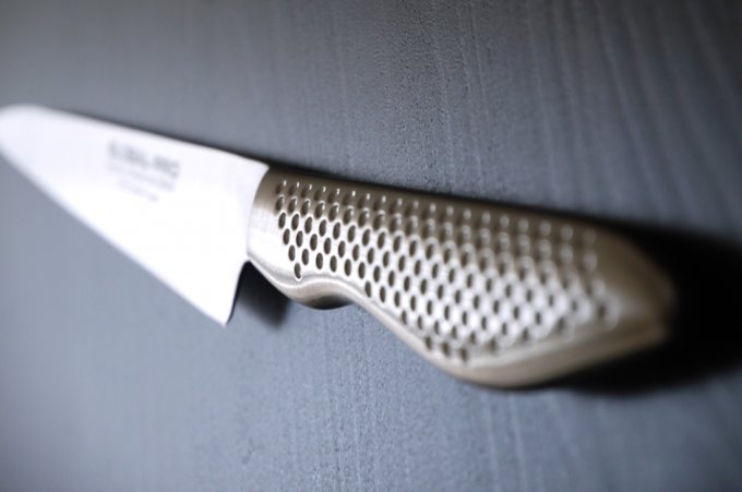 丹精込めて仕上げたナイフは繊細なフルーツカッティングを可能にする。