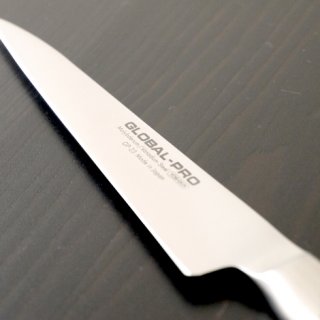 丹精込めて仕上げたナイフは繊細なフルーツカッティングを可能にする。