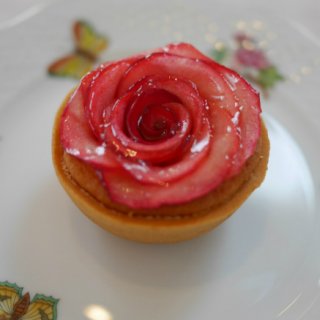 薔薇の季節にぴったりのお菓子「アップル&ローゼスタルト」