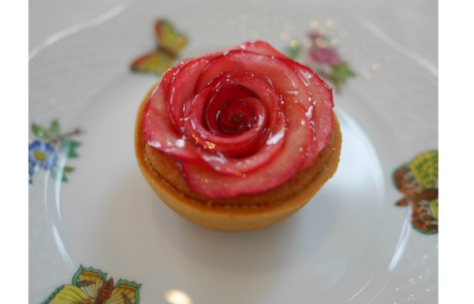 薔薇の季節にぴったりのお菓子「アップルローゼスタルト」 - ippin（イッピン）