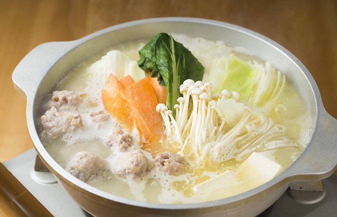 九州産の丸鶏を炊き込んで作った本格スープで鍋を楽しむ！博多とり田の水炊きセット