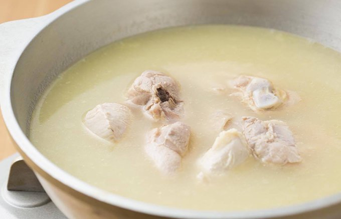 九州産の丸鶏を炊き込んで作った本格スープで鍋を楽しむ！博多とり田の水炊きセット