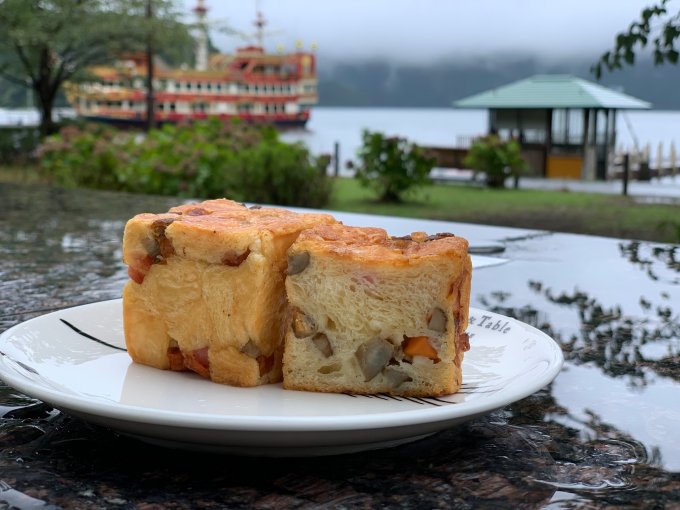 芦ノ湖のほとりで、ワンコと食べられる、箱根パン
