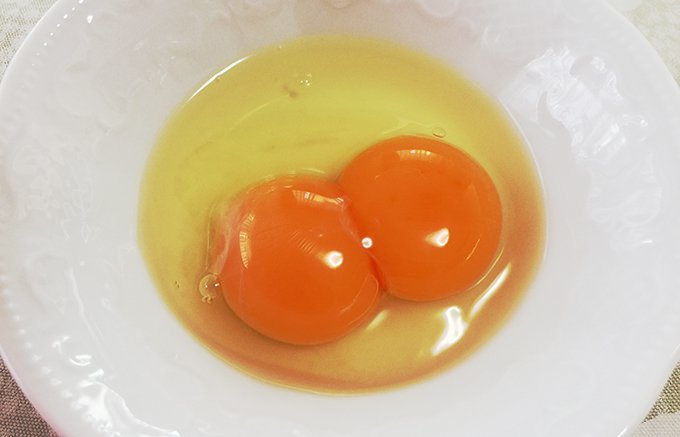 ラッキーの詰め合わせ！黄身が2つでテンションアップの双子の卵「二黄卵」