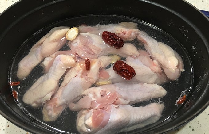 手羽元を用意するだけ！本格的な味が楽しめる骨付鶏肉で作る「サムゲタンキット」