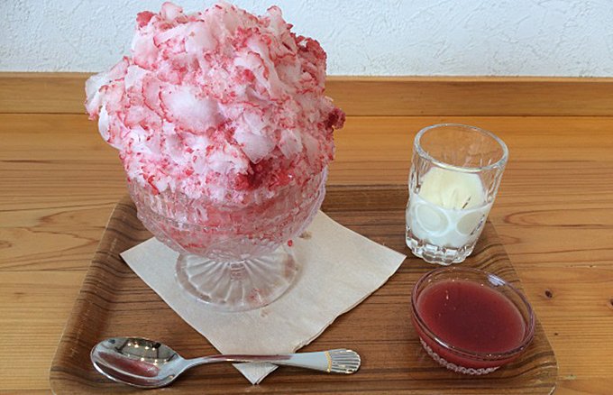 贅沢にまるごとイチゴを削ってかき氷に！毎年大人気の期間限定「食べる！かき氷」