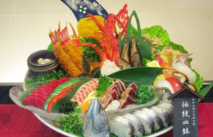 旬の初がつおを味わう！高知・明神水産の一本釣り「藁焼き鰹たたき」