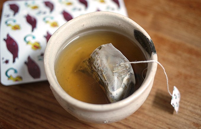 一番摘みの茶葉のうま味が生きた浅煎り仕上げの献上加賀棒茶