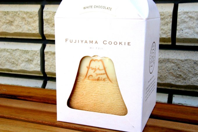 日本を代表する富士山を模したクッキー。その名も「FUJIYAMA COOKIE」