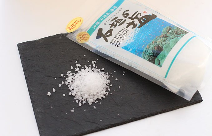 石垣島のコバルトブルーの海で作られる「石垣の塩」