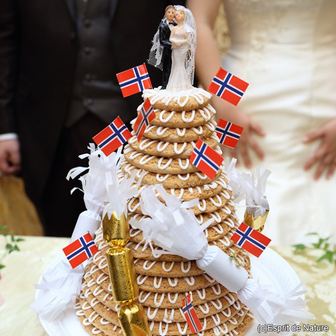 心温まるお祝い菓子「クランセカーケ」で祝うノルウェー式結婚式