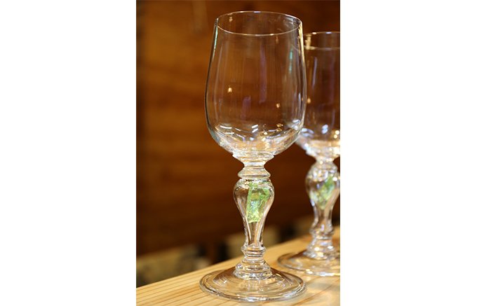 北海道のガラス作家がつくる手造りのワイングラス