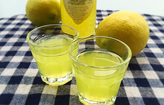 レモンの皮から造られる南イタリアの伝統酒「リモンチェッロ」はマンマの味