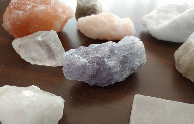 結晶の中に含まれる成分によって色も味も異なる！お皿を華やかにする色彩豊かな岩塩