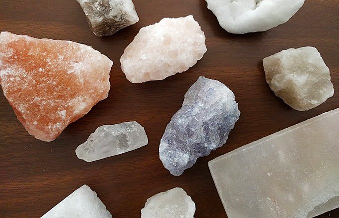 結晶の中に含まれる成分によって色も味も異なる！お皿を華やかにする色彩豊かな岩塩