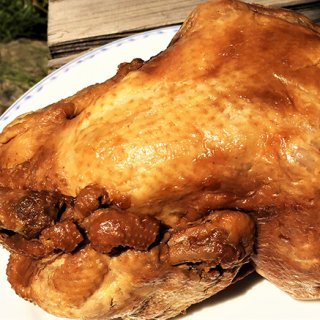 醤油と八角が染み込んだ鶏の丸焼きをかぶりつく幸せ