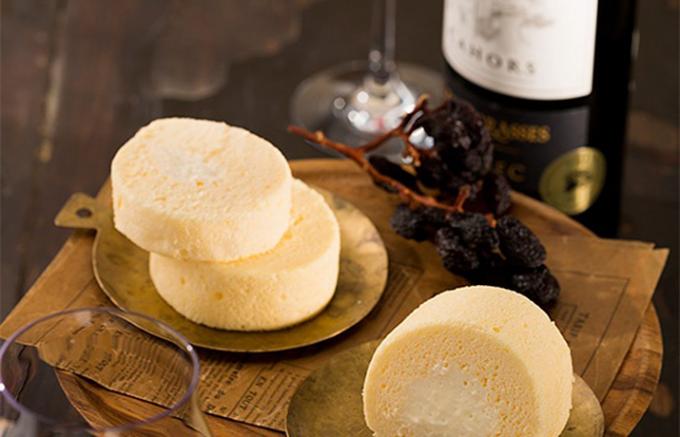 湯布院の御三家名宿で修行した和食料理人が創るフランス産チーズのスフレロール