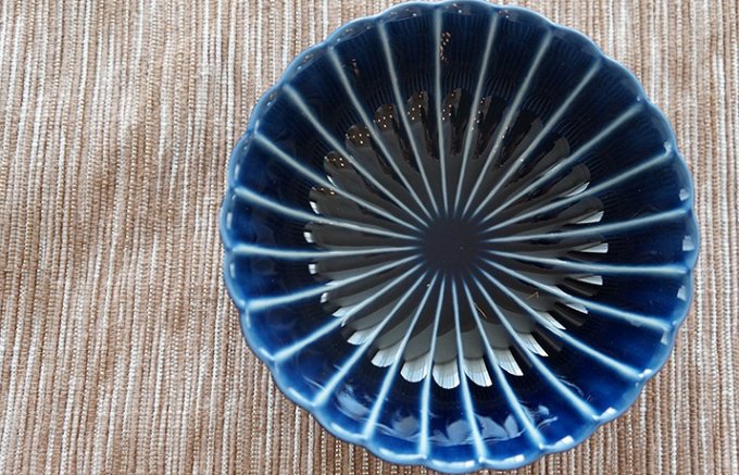 日本の伝統色。でも今っぽい感じの「茄子紺ブルー」の器。