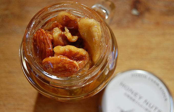 北海道産のハチミツ100％で作られた薫り高いハニーナッツ