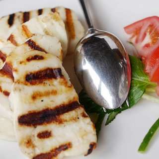 地中海キプロス特産「ハルミチーズ」は、キュッキュッという噛みごたえがクセになる！