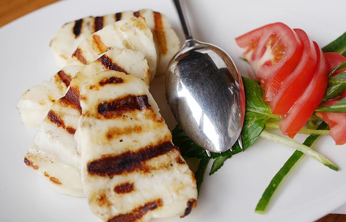 地中海キプロス特産「ハルミチーズ」は、キュッキュッという噛みごたえがクセになる！