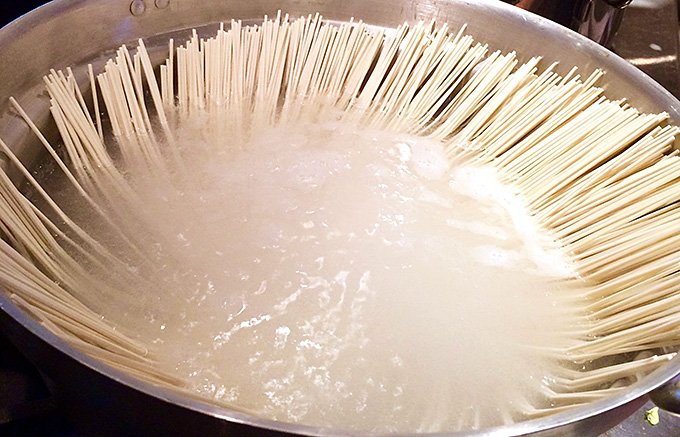 納豆酵素を練り込んだ無塩のヘルシー麺「おざんざ」