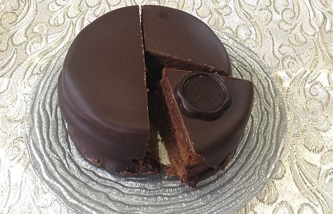 説明できる チョコたっぷりのザッハトルテとチョコレートケーキの違い Ippin イッピン